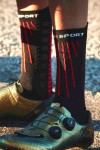 Aero Socks Bike Compressport in schwarz mit roten Funktions-Akzenten