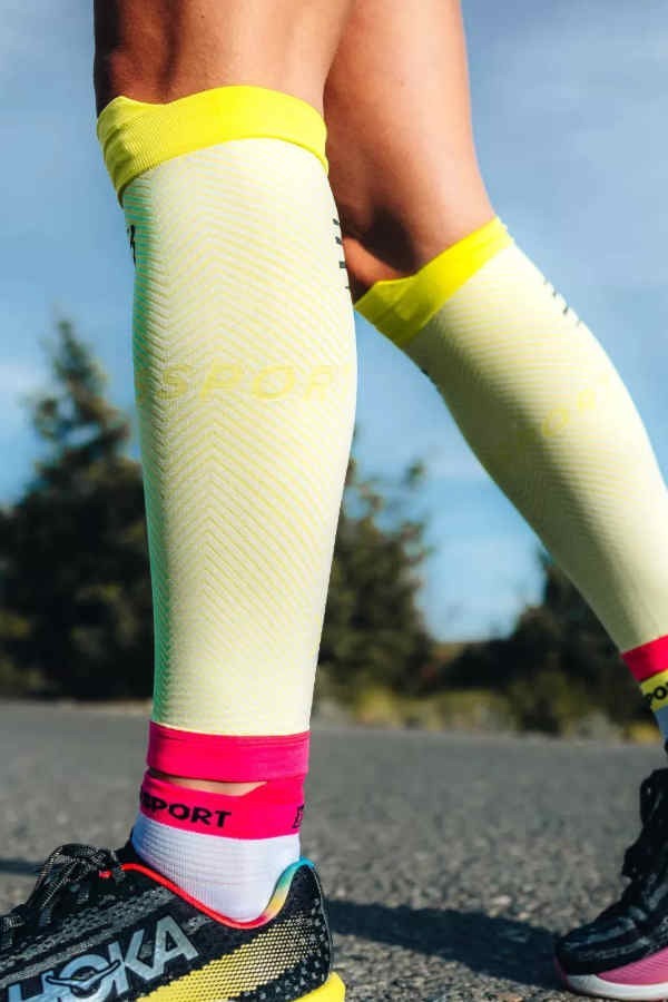 R2 Oxygen Compression Sleeves in Gelb, Seitenansicht auf der Strasse