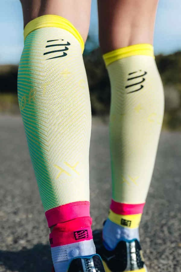 R2 Oxygen Compression Sleeves mit luftigem Mesh-Gestrick, Ansicht von hinten in gelb