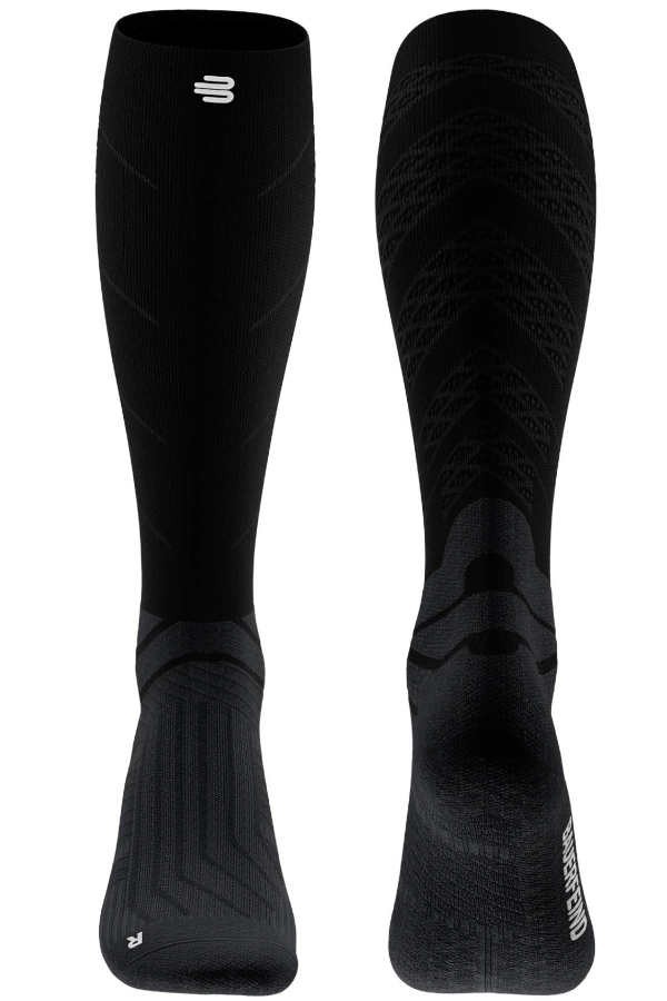 Detailansicht von vorne und hinten der schwarzen Laufsocken von Bauerfeind Performance