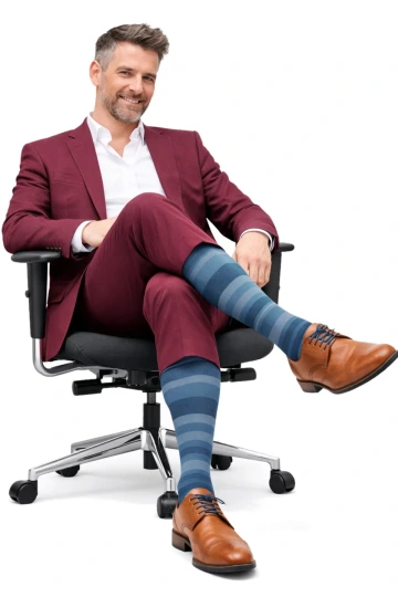 Sigvaris Style Kompressionssocken für Herren mit modernem Linienmuster in schönem denim blue