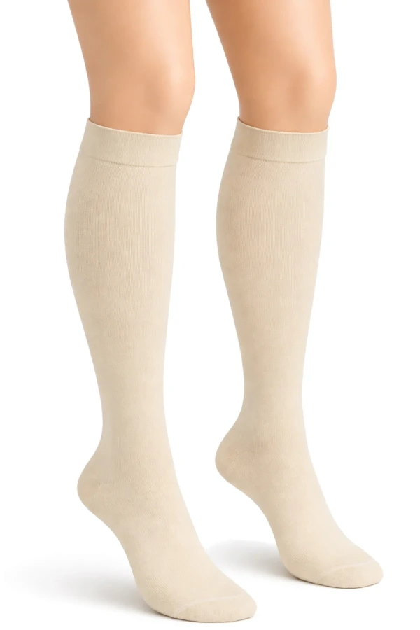 Compressana Twist Stützstrümpfe in vanille, isoliert an einem Manequin-Bein mit Detail Abschlussbund