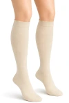 Compressana Twist Stützstrümpfe in vanille, isoliert an einem Manequin-Bein mit Detail Abschlussbund