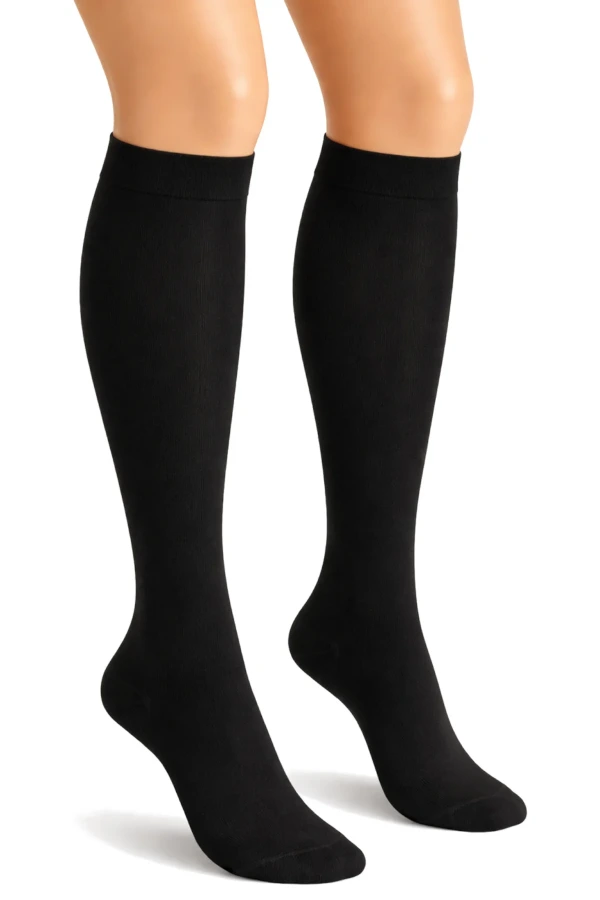 Compressana Twist Stützstrümpfe in schwarz, isoliert an einem Manequin-Bein mit Detail Abschlussbund