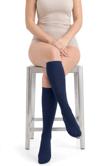 Sigvaris® Style Semitransparent Klasse 2 Kniestrumpf, Marineblau mit geschlossenem Fuss