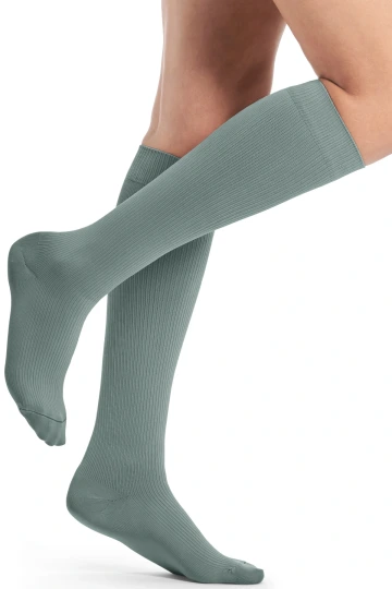 Sigvaris® Traveno Reise-Stützsocken in edlem grün