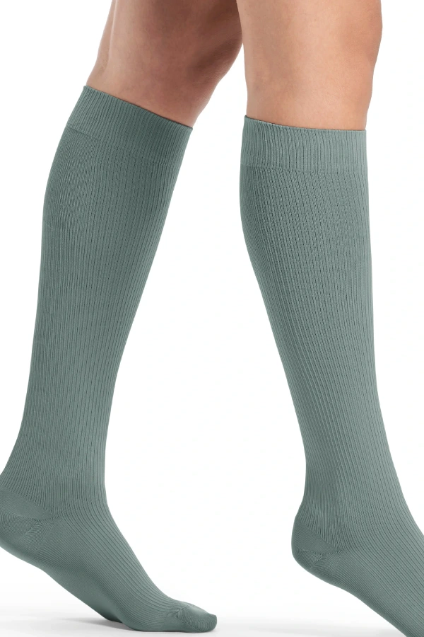Sigvaris® Traveno Reise-Stützsocken in edlem grün