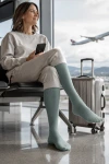 Sigvaris Traveno Reisesocken in grün am Flughafen Zürich, Frau