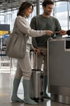 Sigvaris Traveno Reisesocken in grün am Flughafen Zürich, check-in