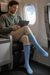 Sigvaris® Traveno Reise-Stützsocken auf einem swiss Flug, hellblau mit Mann