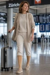 Sigvaris® Traveno Reise-Stützsocken in beige, Frau am Flughafen Zürich mit Koffer