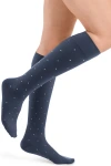 Sigvaris® Thermoregulating Polka Dot, dynamische Pose mit Detail Ferse und Fuss