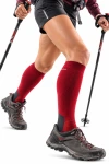 Rohner SAC Compression Outdoor Light in Rot beim Wandern mit Stöcken