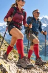 Paar beim Bergwandern mit der Rohner SAC Compression Outdoor Light in Rot