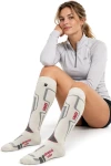 Rohner R-Motion Wintersocken in weiss, Frau in Skikleidung