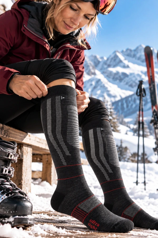 Skifahrerin zieht die Rohner Ultra Light in Schwarz-Grau an