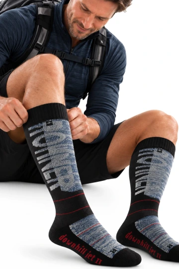 Mann zieht die Rohner Downhill Jet II in Navy an