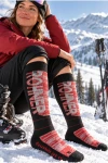Skifahrerin mit der Rohner Downhill Jet II in Rot im Schnee
