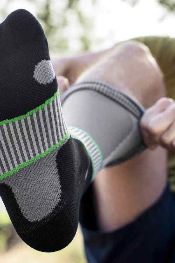 Outdoor Performance Compression Socks Wandersocken anziehen