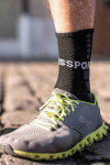 Shock Absorb Socks Compressport laufen auf Asphalt