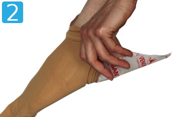 Strumpf überziehen Strumpf über den VenoGlider ziehen