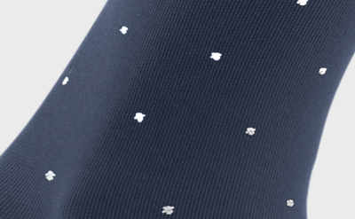 Das einzigartige Design in Marine-Blau mit Polka Dots