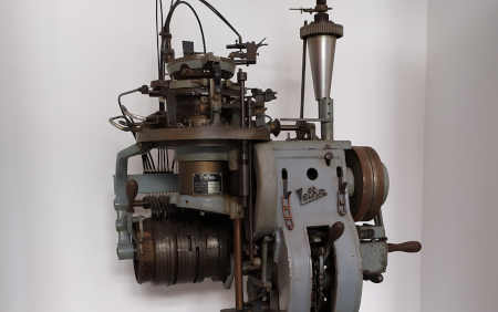 Antike Rundstrickmaschine für Kompressionsstrümpfe