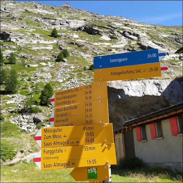 Wegweiser Wander- und Trailweg auf der Almageller-Alp