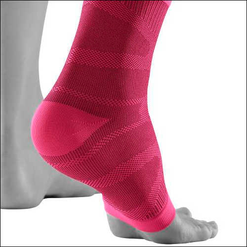 Ankle Sleeve in trendigem pink von der Rückseite mit anatomischer Form für die Ferse