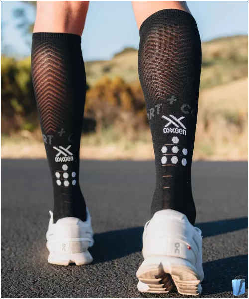 Compressport Full Socks in der leichten "oxygen" Variante, schwarz.