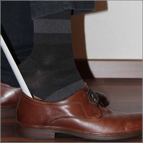 Sigvaris Style Pattern mit eleganten Lederschuhen