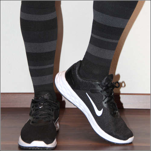 Sigvaris Style Pattern mit sportlichen Nike Turnschuhen