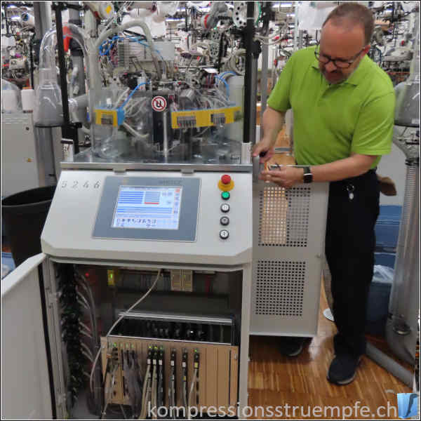 Wartung Rundstrickmaschine durch Ingenieur