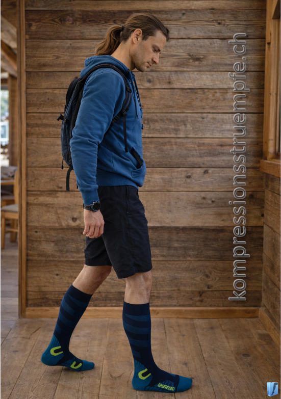 Die Ski Touring Compression Socks im Test - Marc im Chalet mit den neuen Socken