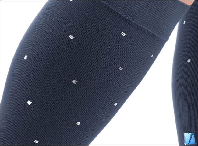 Detailaufnahme der neuen Polka Dot Kompressionsstrümpfe in marineblau mit weissen Punkten